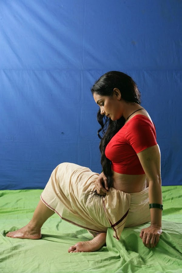 Hot Swetha Menon Saree Thaaram Movie Photoall