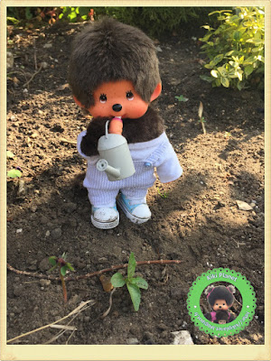 Bubbles le Monchhichi jardine avec ses petits outils de jardinage - kiki- vintage