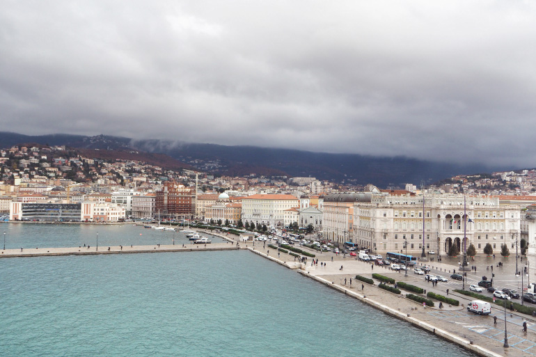 Vue du port de Trieste, en Italie, depuis le navire MSC Seaside