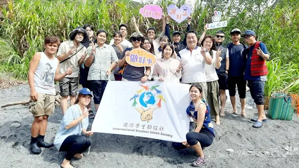 ▲明道大學國際學生聯誼社辦理進入賽德克‧巴萊的傳統之旅，明道大學蕭雅柏國際長、南投仁愛廬山社區發展協會張鈞凱總幹事與學生、夥伴們一同於塔羅灣溪畔合影。（記者林明佑翻攝）