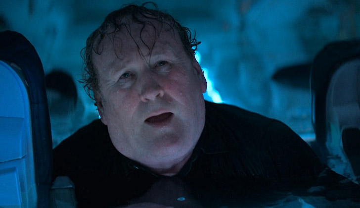 O segurança Brandon (Colm Meaney) tenta sobreviver em um avião inundado no filme 'Desespero Profundo'