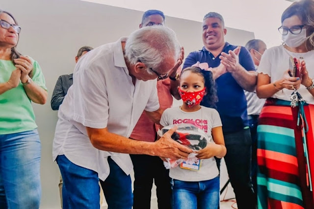 Cícero Lucena inaugura obra de reestruturação de escola no bairro 13 de Maio