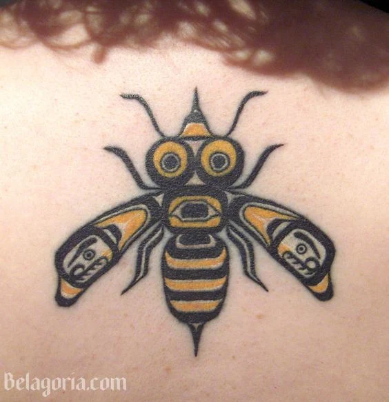 tatuaje tribal de una abeja