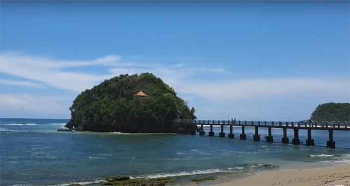 Pesona Tersembunyi: 6 Destinasi Pantai yang Wajib Dikunjungi di Kecamatan Bantur Malang