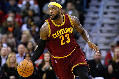   Biografi LeBron James        Biodata   Nama asli : LeBron Raymone James  Tanggal lahir : 30 Desember 1984   Lahir di : Akron, Ohio, Amerika Serikat   Zodiac : Capricorn   Terkenal sejak menjadi pemain termuda yang mencetak "Triple-Double" (2004-2005)  Biografi   Lahir pada tanggal 30 Desember 1984, di Akron , Ohio , LeBron James menunjukkan bakat awal untuk basket dan mulai mendapatkan reputasi sebagai anak ajaib dari olahraga di sekolah tinggi. James adalah pemain pertama mengambil ( oleh Cleveland Cavaliers ) dalam draft NBA 2003 . Selama musim 2003-04 , ia menjadi anggota pertama dari franchise Cavalier dan pemain termuda ( pada usia 20 ) untuk memenangkan Rookie NBA of the Year . James bermain di tim basket Olimpiade AS 2004 , 2008 dan 2012, memenangkan medali perunggu tim dan dua medali emas tim secara keseluruhan . Dia juga telah mencapai sejumlah NBA catatan, termasuk menjadi pemain termuda yang mencetak 20.000 poin pada usia 28 , pada Januari 2013 .  LeBron James adalah seorang atlet alami dan ambil bagian dalam football dan bola basket. Itu selama bertahun-tahun di sekolah yang paling penting orang datang ke dalam hidupnya. Frankie Walker adalah pelatih basket di sekolah. Ia tidak hanya melatih LeBron James, tetapi juga mengundangnya untuk tinggal bersama keluarganya. Dia ingin memberikan LeBron James 