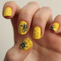 Uñas decoradas de abejas