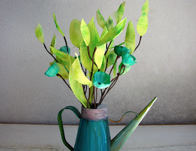 centrotavola di fiori di carta crespa e fiori secchi blu, per un matrimonio vintage