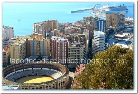 Imagem aérea da Praça de Touros e a Marina com um transatlântico em Málaga, Espanha.