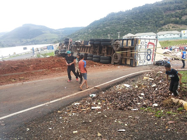 Motociclista morre em acidente no Goio-Ên em Chapecó após ser atropelado por um caminhão desgovernado carregado com carne.