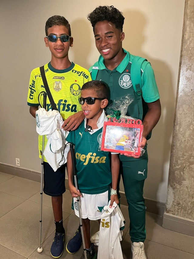 Vídeo: Endrick convida jovem torcedor cego e família para acompanhar vitória do Palmeiras