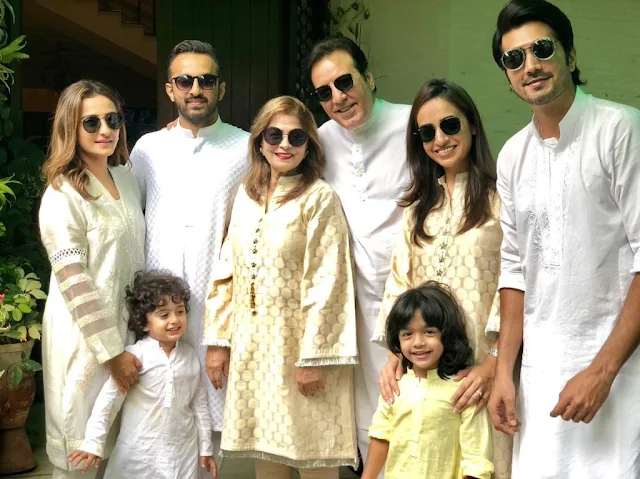 Momal Sheikh Embarks on Umrah Journey with Her Family
