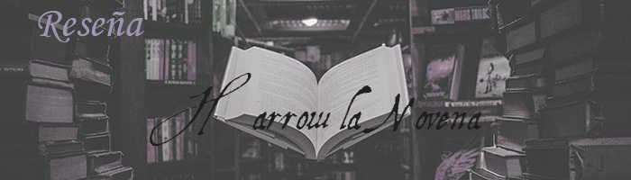 Imagen en blanco y negro con tonos de lila de estanterías. Arriba a la izquierda en letras de imprenta lilas, pone "Reseña". En el centro hay un libro abierto. Encima, en letras góticas negras, pone "Harrow la Novena".