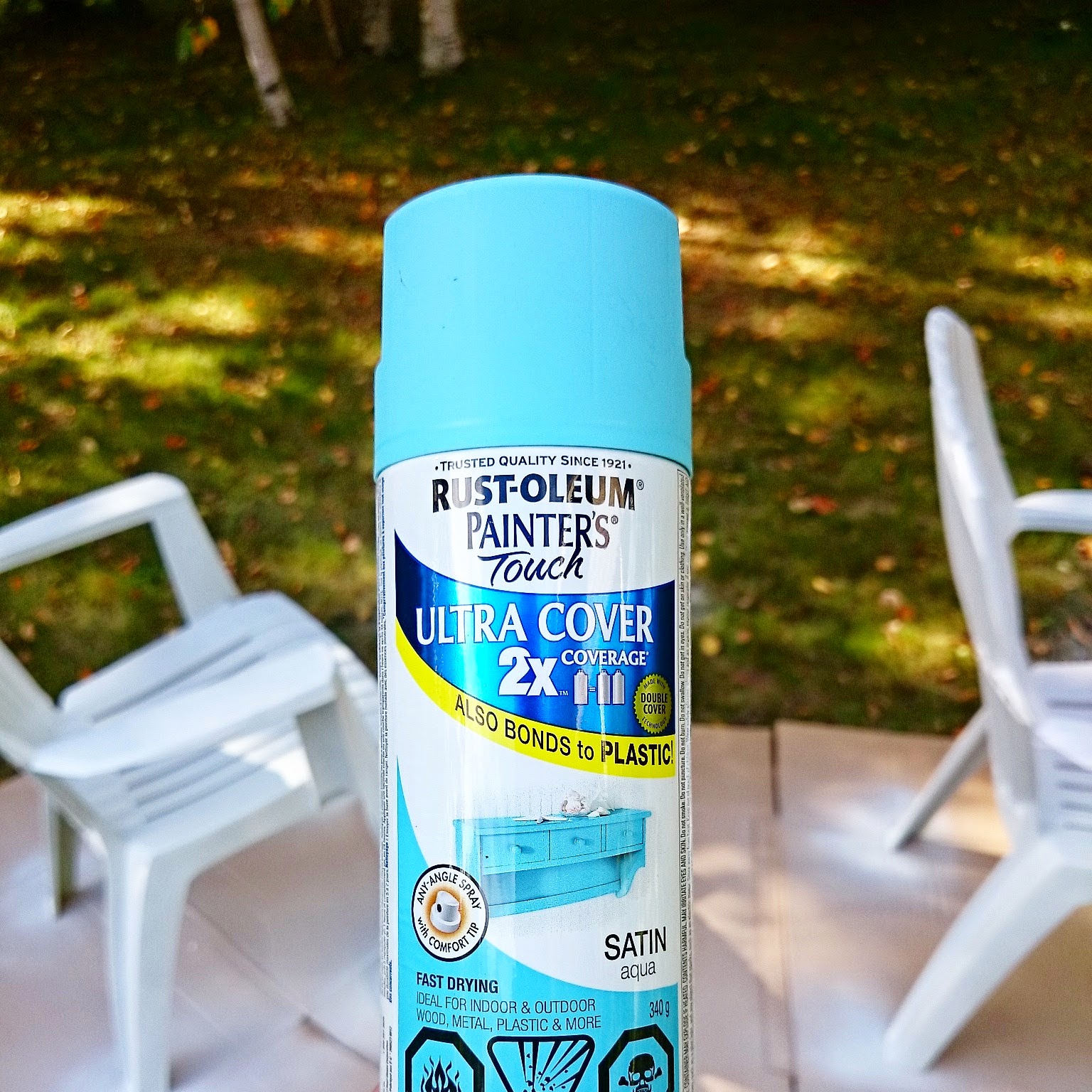 How to Spray Paint Plastic Lawn Chairs | Dans le Lakehouse