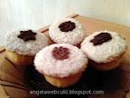 Kókuszpudingos muffin, vanília pudingos kókuszreszelékes töltelékkel, fehér csokoládéval, kókuszreszelékkel és csoki lapkákkal lefedve.