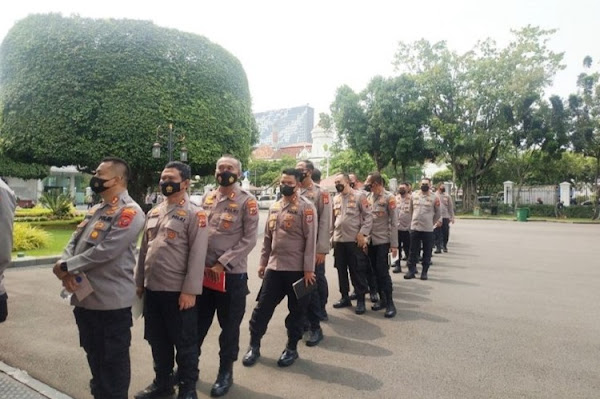 SAFAHAD - Ratusan pejabat polisi, yakni dari Kapolri Jenderal Listyo Sigit Prabowo, para kapolda seluruh Indonesia, hingga kapolres memasuki Istana Negara untuk mengikuti pengarahan yang akan diberikan Presiden Joko Widodo pada Jumat (14/10/2022).