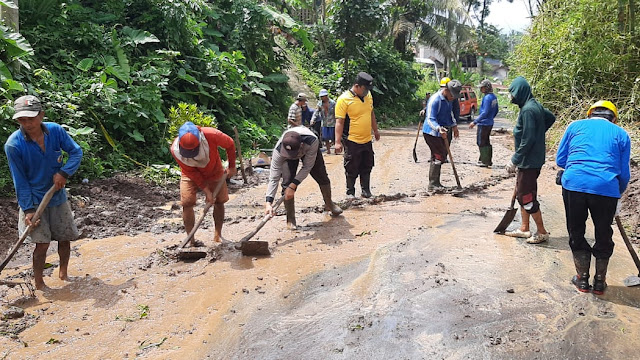 Bersihkan Meterial Longsor, Jalan Penghubung Dua Desa Kembali Normal