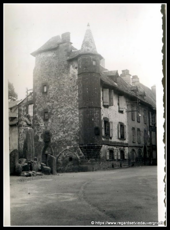 Photo noir et blanc :   la maison de Flogeac Salers, Cantal, 15.