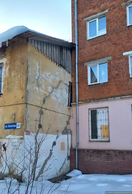 Окно здания упирается в кирпичную стену соседнего