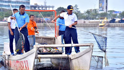 Dukung Event MNEK ke-4  Tahun 2023, Lantamal VI Gelar Karya Bakti  Bersih Pantai Losari Makassar