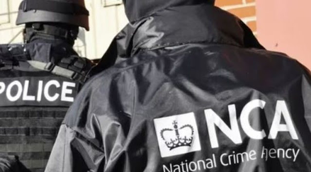 Ufficiali della National Crime Agency del Regno Unito