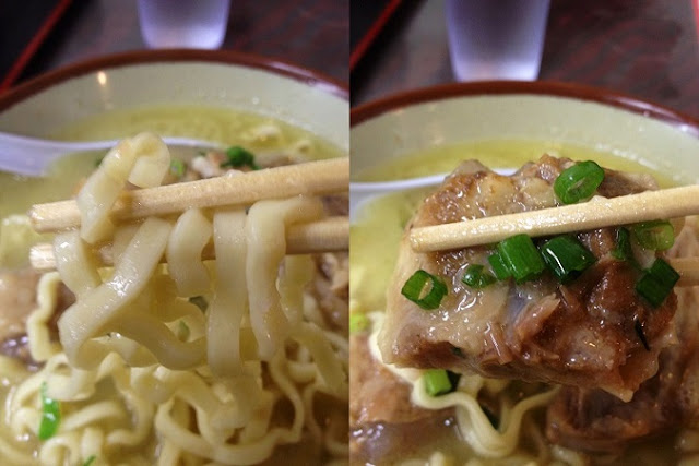 ちぢれ蒸し麺と塩軟骨ソーキの写真