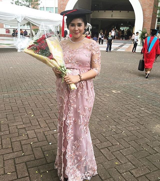 21 model kebaya  modern untuk wisuda warna  peach  bagus 