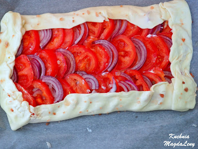 Tarta z pomidorami i serkiem na cieście francuskim