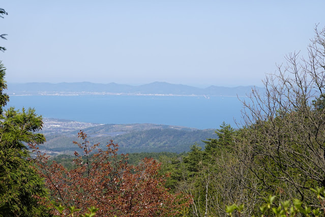 鳥取県西伯郡伯耆町丸山 牧草地の奥の山道からの眺め