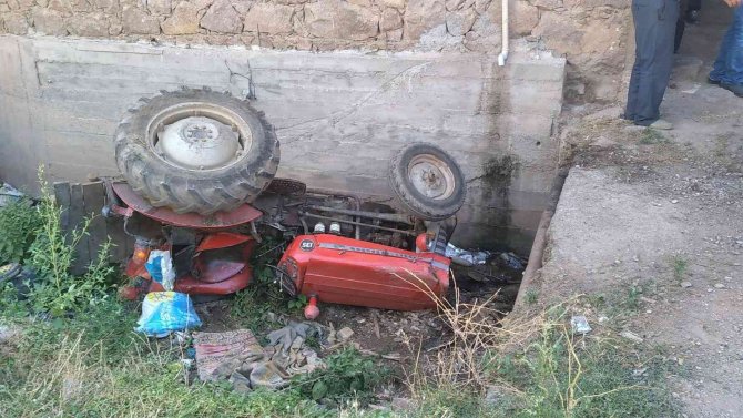 Traktör ile dereye uçan sürücü hayatını kaybetti