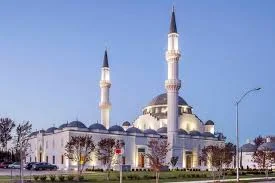 ALLAH KE BAARE MEIN BADGUMAANI  بِسْمِ ٱللَّٰهِ ٱلرَّحْمَٰنِ ٱلرَّحِيمِ​  • Bohat se "Musalmaan" usi ghalati mein gir padhe hain jo Iblees ne Allaah ke saath kee thi, jab us ne ye samajh liya tha ke Allaah ne usey dhoka diya hai.  قَالَ رَبِّ بِمَا أَغْوَيْتَنِي لَأُزَيِّنَنَّ لَهُمْ فِي الْأَرْضِ وَلَأُغْوِيَنَّهُمْ أَجْمَعِينَ​  *"(Shaytaan ne) kaha: Aye mere Rabb ! Choonke toone mujhe gumraah kiya hai, main bhi zaroor zameen mein unke liye gunaahon ko muzayyan (khoobsoorat) karunga aur un sab ko gumraah bhi* karunga." [15:39]  • Lihaaza, Allaah ke baare mein Badgumaaniyaan mat karo aur Us par Shak na karo, kyunke aisa karna Shaytaan ke Naqsh e Qadam par chalna hai, jiska nateejah Jahannam hai.  • Ye gumaan na karo ke Allaah tumhaare saath koi buraayi karna chaahta hai. Kyunke Famaan e ILaahi hai:  وَتَظُنُّونَ بِاللَّهِ الظُّنُونَا ​ *"Aur tum Allaah ke baare mein tarah tarah ke gumaan karne lagey." [33:10]*  • Allaah ke behtareen Naamon aur Sifaat par ghaur karte hue sirf Achche Gumaan kiya karo. Farmaan e ILaahi hai:  وَلِلَّهِ الْأَسْمَاءُ الْحُسْنَىٰ فَادْعُوهُ بِهَا ۖ وَذَرُوا الَّذِينَ يُلْحِدُونَ فِي أَسْمَائِهِ ۚ سَيُجْزَوْنَ مَا كَانُوا يَعْمَلُونَ ​ *"Aur Achche Achche Naam Allaah hi ke liye hain so un Naamon se hi Allaah ko pukaaro aur aisey logon se ta'lluq bhi na rakho jo Us ke Naamon mein ghalat raastah ikhtiyaar karte hain un logon ko unke kiye ki zaroor saza milegi." [7:180]*  • Hadees e Qudsi hai ke Rasool Allaah (ﷺ) ne farmaaya, Farmaan e ILaahi hai:  أَنَا عِنْدَ ظَنِّ عَبْدِي بِي ، وَأَنَا مَعَهُ إِذَا ذَكَرَنِي ، فَإِنْ ذَكَرَنِي فِي نَفْسِهِ ذَكَرْتُهُ فِي نَفْسِي ، وَإِنْ ذَكَرَنِي فِي مَلَإٍ ذَكَرْتُهُ فِي مَلَإٍ خَيْرٍ مِنْهُمْ ، وَإِنْ تَقَرَّبَ إِلَيَّ بِشِبْرٍ تَقَرَّبْتُ إِلَيْهِ ذِرَاعًا ، وَإِنْ تَقَرَّبَ إِلَيَّ ذِرَاعًا تَقَرَّبْتُ إِلَيْهِ بَاعًا ، وَإِنْ أَتَانِي يَمْشِي أَتَيْتُهُ هَرْوَلَةً​  *"Main apne Bandey ke gumaan ke saath hoon aur jab woh Mujhe apne dil mein yaad karta hai toh Main bhi usey apne Dil mein yaad karta hoon aur jab woh Mujhe majlis mein yaad karta hai toh Main usey us se behtar Farishton ki majlis mein usey yaad karta hoon aur agar woh Mujh se ek baalisht qareeb aata hai toh Main us se ek haath qareeb hojaata hoon aur agar woh Mujh se ek haath qareeb aata hai toh Main us se do haath qareeb hojaata hoon aur agar woh Meri taraf chal kar aata hai toh Main uske paas daurd kar aajaata hoon."*  [Saheeh Bukhaari: 7405]    Sheikh Suleiman Anwar Hafizahullah  《 Mutarjim: 'Abdul-Mudhill Hafizahullah 》 (عَبْدُ المُذِلّ حفظہ اللہ )​