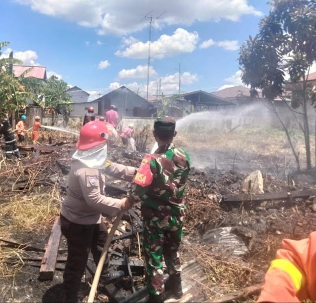 Gerak Cepat Bhabinkamtibmas dan Babinsa Teluk Lerong Ulu Bantu Padamkan Kebakaran Lahan