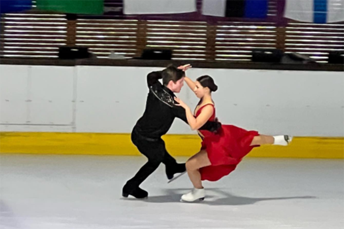 Catharina Tibau e Cayden Dawson competem na Dança no Gelo no Open d'Andorra 2022