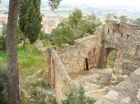 Entrada principal del recinto del castillo de Gelida