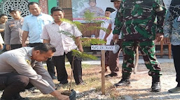 Peduli Lingkungan, Polsek Cikande dan Forkopimcam Tanam 100 Pohon di Lingkungan Ponpes Miftahussiri