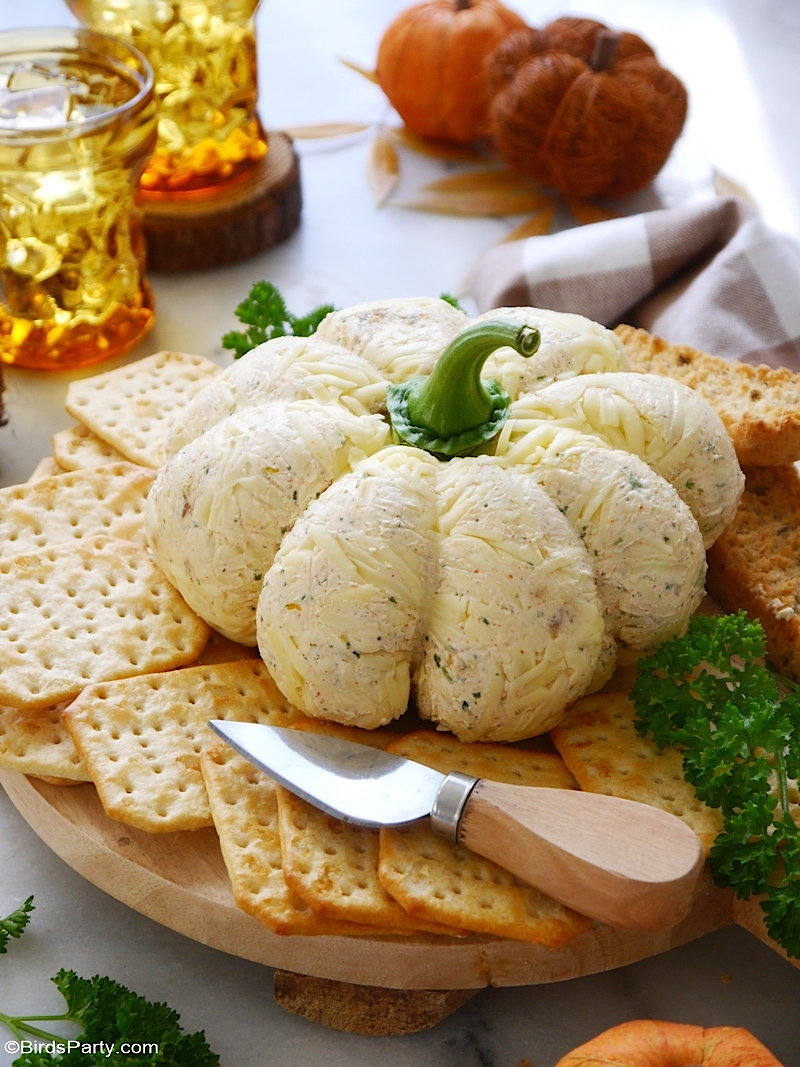 Apéritif Boule au Fromage en Forme de Citrouille - une recette facile à préparer, délicieuse et peu coûteuse pour les apéro d'automne!