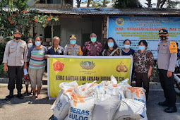  Dominggus Rumaropen Salur Beras Bantuan Yayasan Tzu Chi Indonesia Kepada Masyarakat Terdampak Covid-19