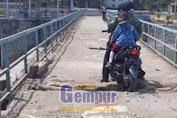 Warga Bondowoso Keluhkan Rusaknya Jembatan Sungai Wonosroyo