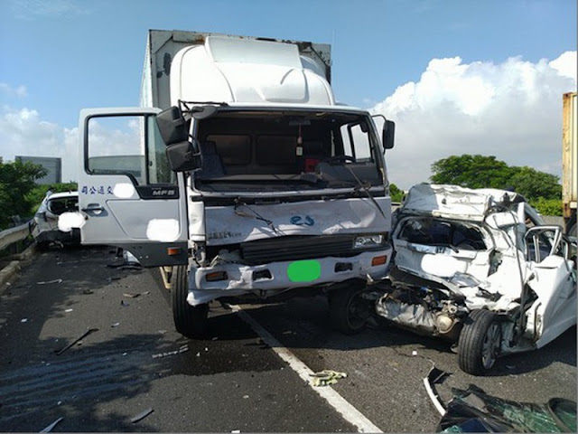 自小客車被追撞後，周姓女駕駛送醫，僅輕微腦震盪。（記者吳俊鋒翻攝）