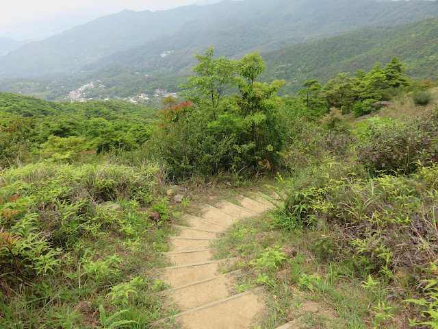 最後在郊遊徑上，沿梯級下降至盡頭，接駁入「施曹脊」