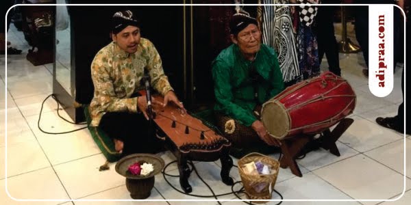 Musik Siter dan Kendang di Batik Hamzah Jogja | adipraa.com