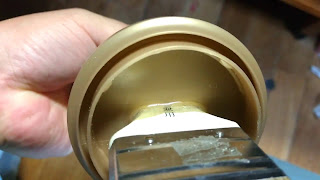 ２液性エボキシボンドを同量づつ混ぜ合わせて接着