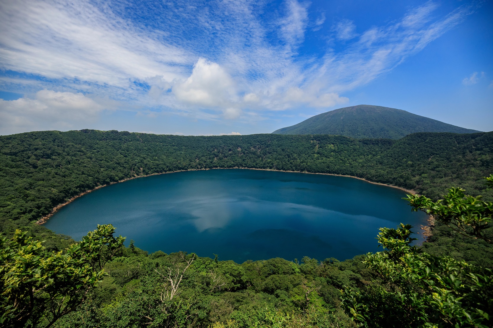 ทะเลสาบโอนามิ (Onami Lake: 大浪池)