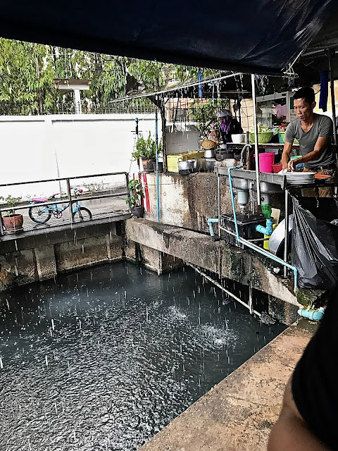 Bangkok, Nhong Rim Klong (ร้าน หน่องริมคลอง), kitchen at the drain