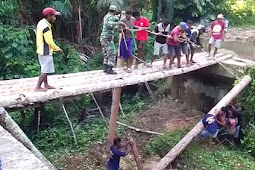 Koramil Elat dan Warga Waur Membuat Jembatan Darurat Dari Batang Kelapa