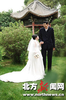 tallest man Bao Xishun's wedding photo