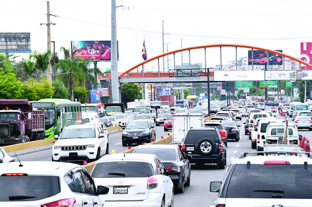 ¿Sabías qué agentes de la Digesett pueden multarte por conducir entre carriles y guiar muy lento?