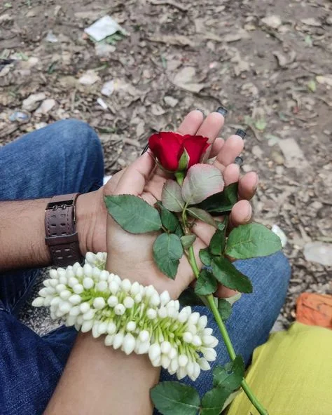 ছেলে মেয়েদের হাতের পিক (কাপল)