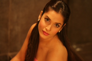 Actress Rashmi Nigam New Spicy Photoshoot gallery pictures