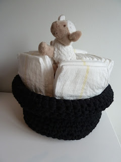 http://mamaenmoos.blogspot.nl/2016/02/gehaakt-mandje-voor-op-de-commode.html