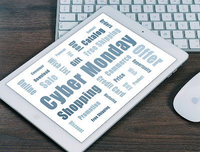Teclado de ordenador, ratón y tableta con "Cyber Monday"